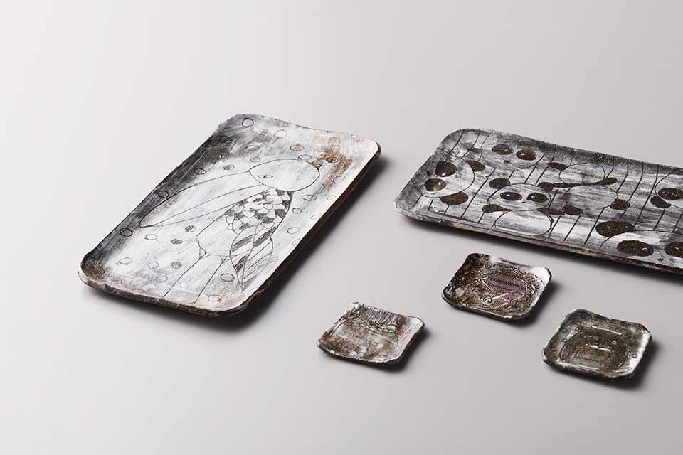 作品「動物柄の黒の皿」の写真