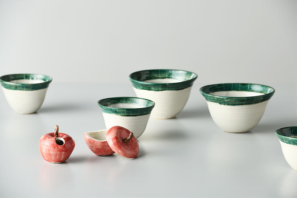 作品「ブルーグリーンのふちの器とリンゴ」の写真