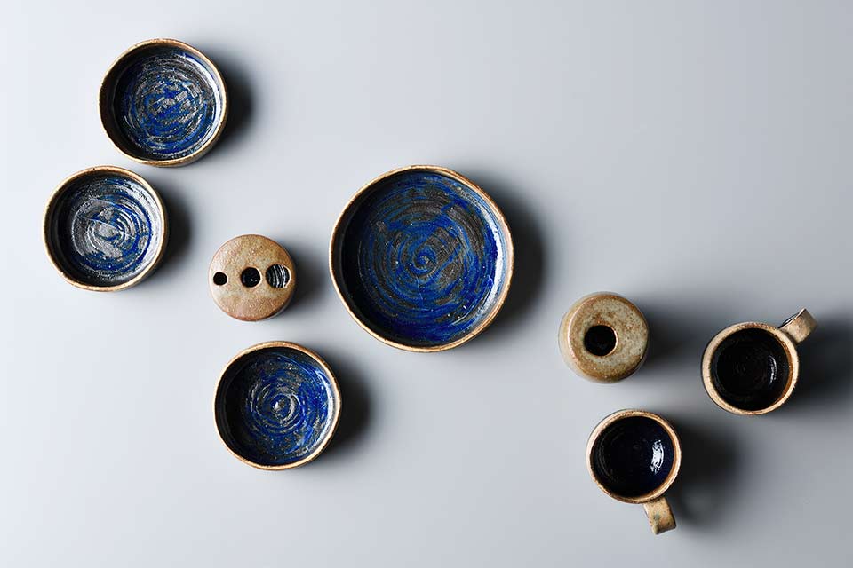 作品「瑠璃色と黄土色の器と花器」の写真