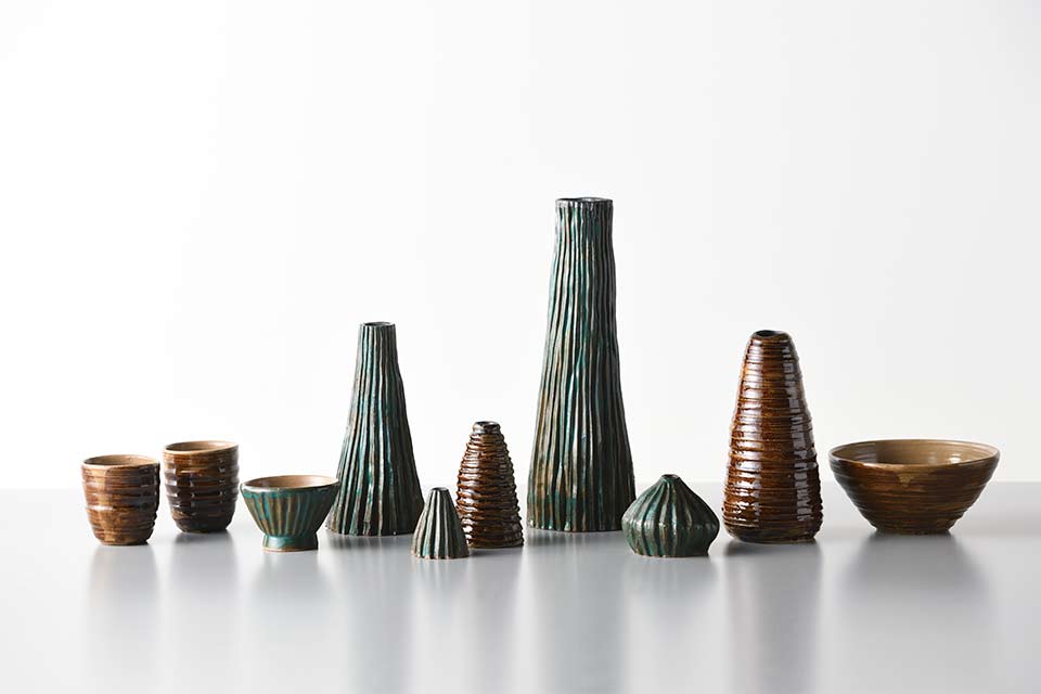 作品「ブルーグリーンとアメ色の花器と器」の写真