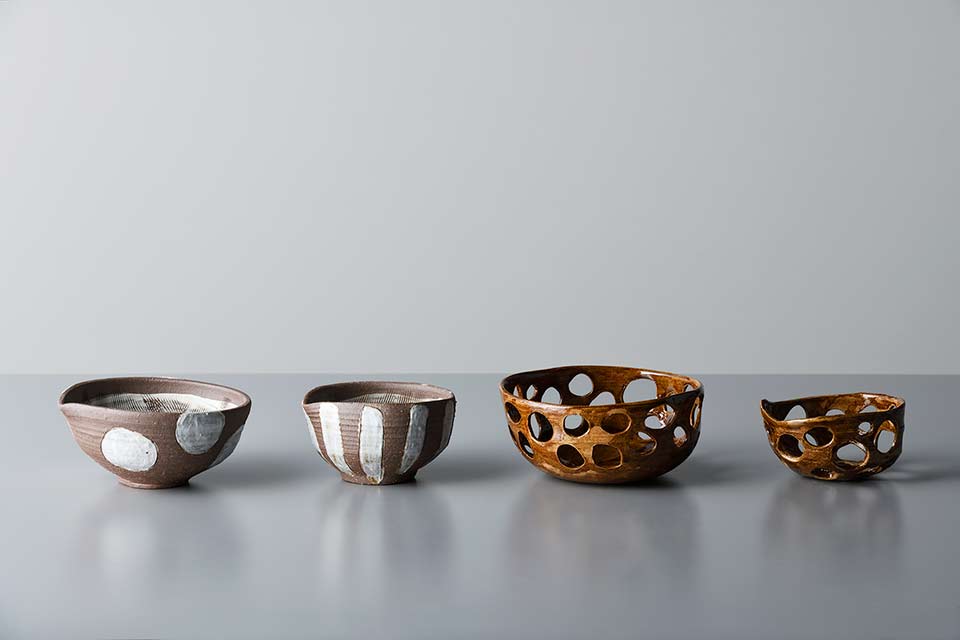 作品「ごますり鉢と丸い穴のあいた器」の写真