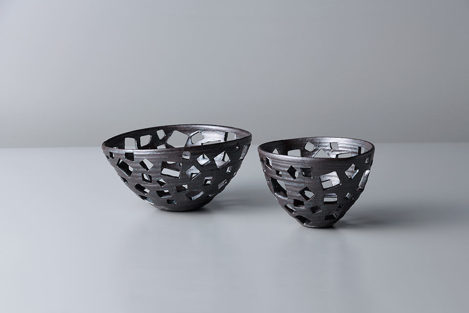 作品「四角い穴の器」の写真