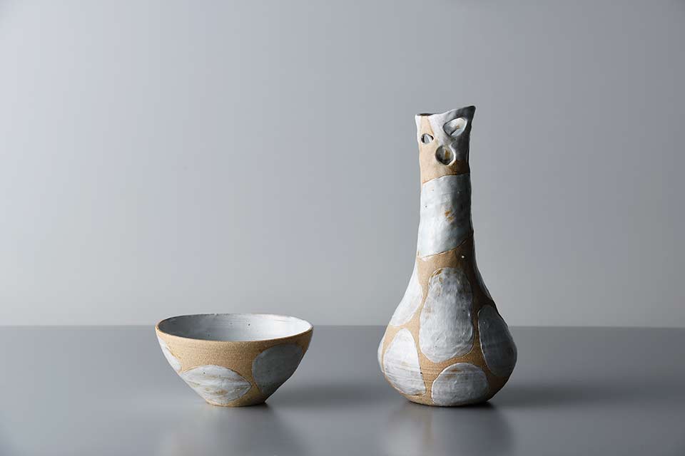 作品「大きなドットの器と穴のあいた花器」の写真